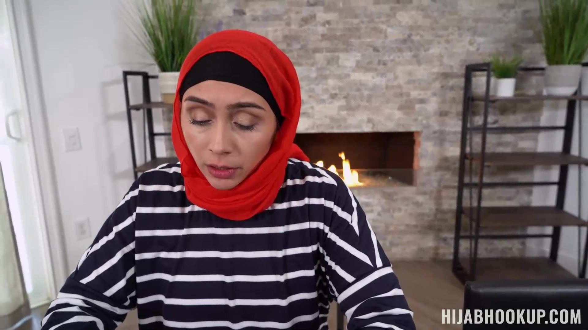 1920px x 1080px - Hijab Mom Learns How To Pleasure